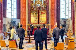 Pfarrer Jens Meiburg präsentierte den Stiftungsvertretern die Schönheit und Bedeutung des Alters