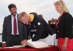 Olympiasieger Rendschmidt trägt sich vor Oberbürgermeister Steffen Scheller und Staatssekretärin Claudia Zinke ins Goldene Buch der Stadt ein
