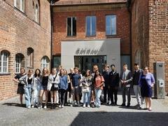 Gruppenbild junge Menschen + Ob vor Rathaus