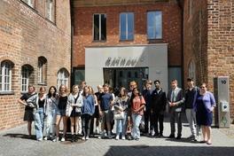 Gruppenbild junge Menschen + Ob vor Rathaus
