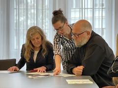 Alexandra Adel zeigt und erläutert den Gästen die Mopskarte