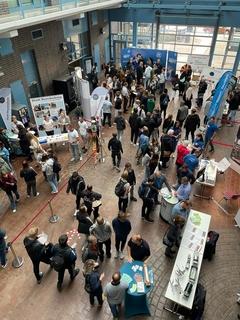 Blick von oben auf das gut besuchte Atrium (TGZ)