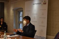 Oberbürgermeister Steffen Scheller stellte am 9. Februar mit der Pressemappe 2022 Hoffnungen und Herausforderungen fürs aktuelle Jahr vor. 