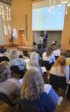 Auch Oberbürgermeister Daniel Keip hieß die Gäste im Rolandsaal willkommen.