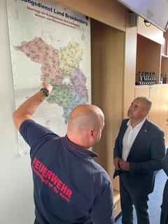 Christian Nickel, stellvertretender Leiter der Regionallteitstelle, und Bürgermeister Serhii Reznik vor der Karte der Gebietszuständigkeit