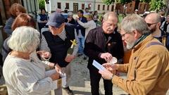 Beim Befüllen der Zeitkapsel.