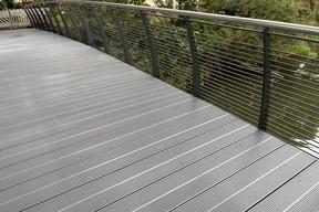 Brücke mit neuer Gehwegoberfläche