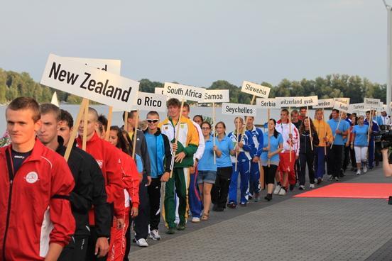 Einmarsch der Nationalmannschaften bei der Kanu-JWM 2011.