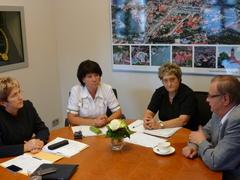 Oberbürgermeisterin Dr. Dietlind Tiemann und Fachbereichsleiterin Viola Cohnen im Gespräch mit Helga Blawid und CEB-Präsident Wolfgang Rittmann (von links nach rechts).