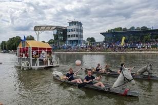 Betonkanus ziehen an der Tribüne vorbei
