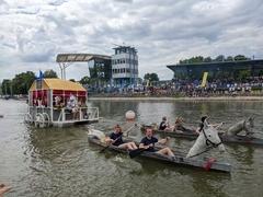 Betonkanus ziehen an der Tribüne vorbei.