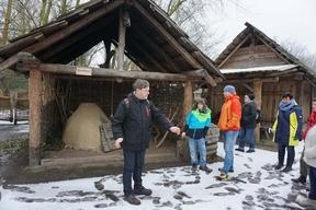 In einer kurzweiligen Führung durch das Slawendorf am 07.03.2018 unter der Leitung von Herrn Breckow erfuhren die „Mitgereisten“ interessante Infos über Frauen vor 1000 Jahren.