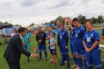 Steffen Scheller bei der Siegerehrung der Fußballteams.