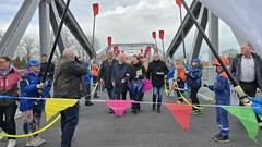 Wassersportler und Brandschützer standen Spalier für die Gäste.