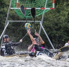 Die Angreifer wollen den Ball ins Tor befördern, die Verteidiger genau das verhindern.