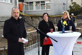 Uwe Stünkel von der DAA-Stifung Bildung und Beruf, die sind der Investor und das VHS gehört zu denen, VHS-NL-Leiterin Kerstin Wuttke und die Kita-Leit