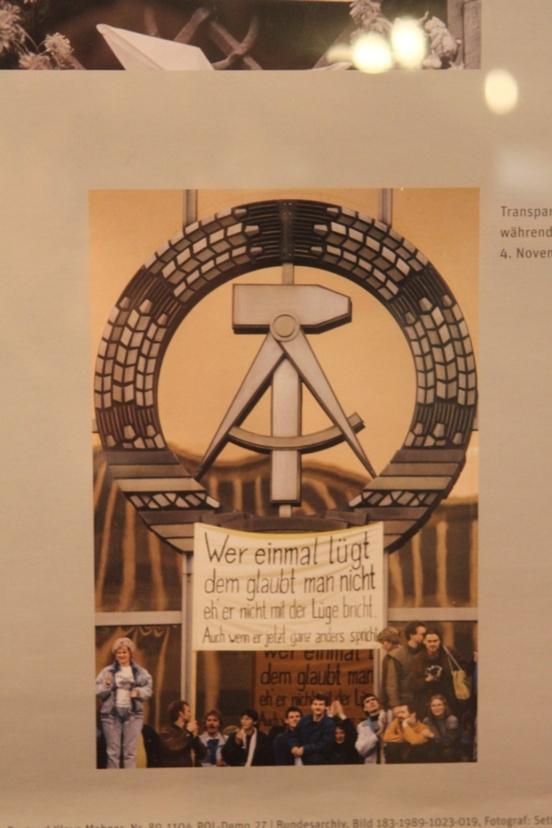 Auch zu sehen: Ein Foto vom inzwischen berühmten Plakat, das Brandenburger Künstler bei der Demonstration am 04.11.1989 in Berlin zeigten