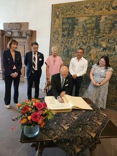 Eintragung ins Goldene Buch der Stadt Kaiserslautern.