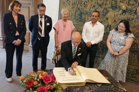 Eintragung ins Goldene Buch der Stadt Kaiserslautern.