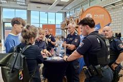 Beratung am Stand der Polizei Brandenburg.
