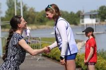 Die Beigeordnete Alexandra Adel bei der Gratulation von Greta Kenzler zum dritten Platz.