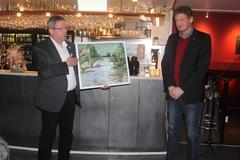 Übergabe eines Gastgeschenkes an den Bürgermeister von Ballerup