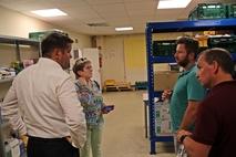 Regale im Verkaufsraum.