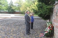 Landtagspräsident Gunter Fritsch, Oberbürgermeisterin Dr. Dietlind Tiemann und die stellvertretende Vorsitzende der Stadtverordnetenversammlung der Stadt Brandenburg an der Havel, Dr. Lieselotte Martius, legen Kränze nieder.