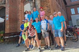 Gruppenbild am Roland vor dem Altstädtischen Rathaus.