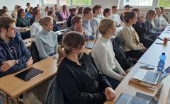 Vollbesetzt, der "Hörsaal".