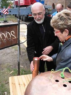 Kapsel mit einer Urkunde, aktuellen Münzen und Tageszeitungen bestü, um den nachfolgenden Generationen vom Wiederaufbau der Klosteranlage zu berichten