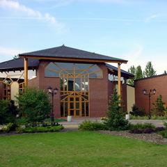 Gebäudeansicht einer Trauerhalle