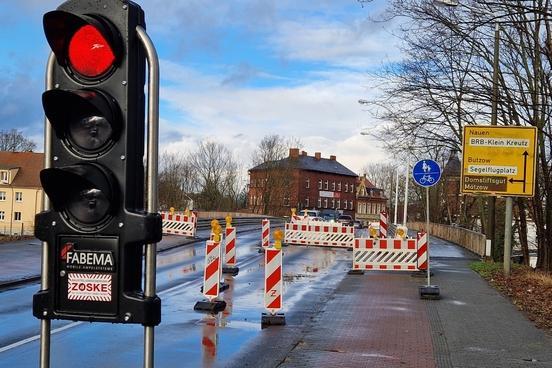 Baustelle auf der Krakauer Straße: Die Schleusenbrücke ist kurzzeitig nur einspurig befahrbar.