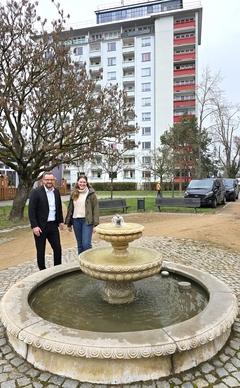 Bürgermeister Michael Müller und Brandenburgs Brunnenbeauftragte Vera Czichy am sogenannten Bürgermeisterbrunnen.