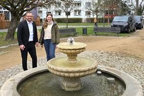Bürgermeister Michael Müller und Brandenburgs Brunnenbeauftragte Vera Czichy am sogenannten Bürgermeisterbrunnen.