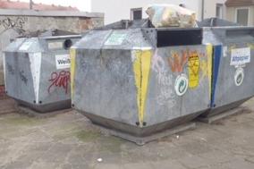Wertstoffcontainer für Leichtverpackungen werden abgezogen