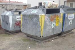 Wertstoffcontainer für Leichtverpackungen werden abgezogen
