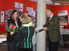 Oberbürgermeisterin und MBS-Vorstand überreichen gemeinsam die Förderzusage.