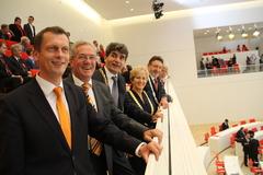 Oberbürgermeisterin Dr. Dietlind Tiemann gemeinsam mit ihren Amtskollegen aus den anderen kreisfreien Städten und Carl-Ludwig Böttcher, Geschäftsführer des Städte- und Gemeindebundes (2. von links), sowie Justizminister Dr. Helmuth Markov (rechts) auf der Empore im neuen Landtag.