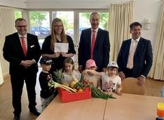 Lea Weskamp vom SOS-Kinderdorf freut sich gemeinsam mit den Kindern über die Spende