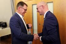 Toralf Engelbrecht, Direktor des Arbeitsgerichts Brandenburg an der Havel, beim Gratulieren.