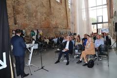 Blick auf die Besucherränge.