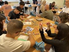 Schüler beim Fliesenbemalen.