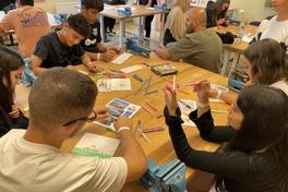 Schüler beim Fliesenbemalen.