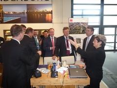 Wichtige Vertreter aus Wirtschaft und Politik treffen sich am Messestand zu Gesprächen