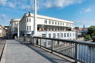 Ein Blick von der Jahrtausendbrücke auf den Fontane Klub