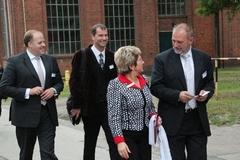 Beim gemeinsamen Rundgang über das Firmengelände.