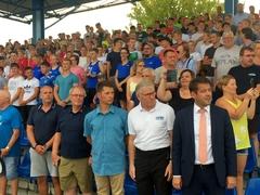 Die Zuschauer erheben sich, als die Fahne der Bundesrepublik gehisst wird.