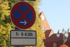 Ab sofort ganzjährig gültig: Haltverbot zwecks Straßenreinigung, wie hier in der Straße Am Huck.