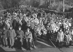 schwarz weiß Bild, Soldaten stehen in Reihen und tragen Blumenkränze
